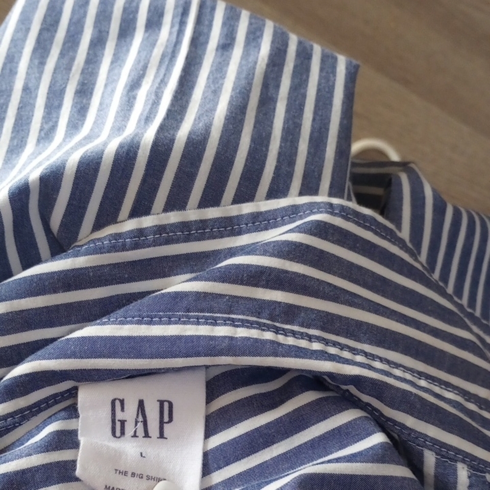 GAP Blue and White Casual Button Down Shirt